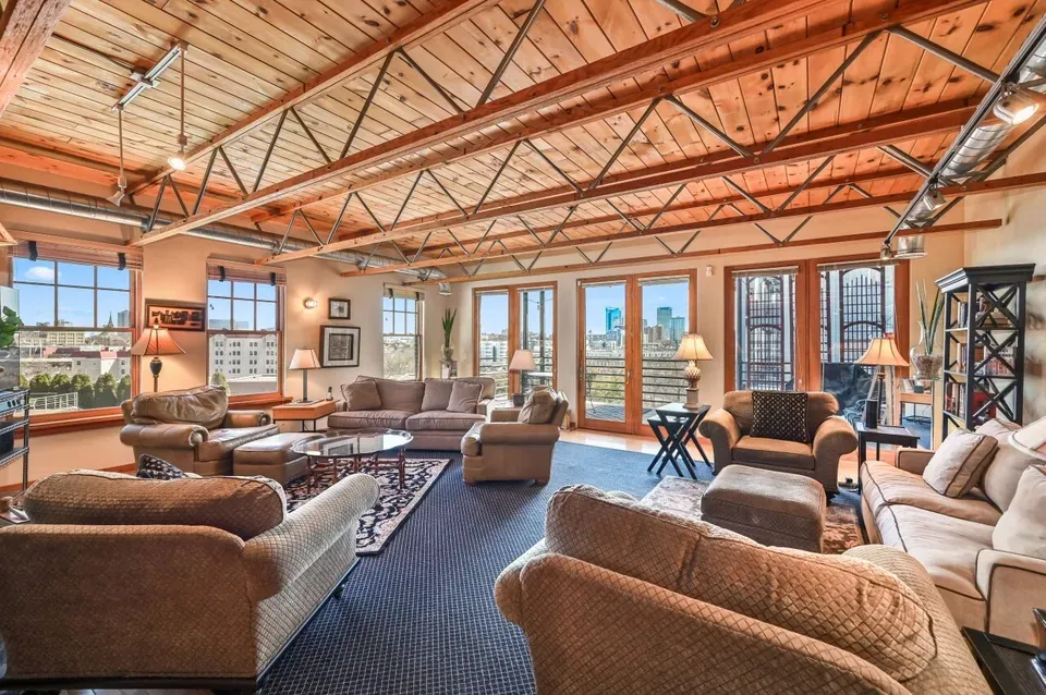 4 Bed 4 Bath Urban Residential Condo in Milwaukee, WI - 5