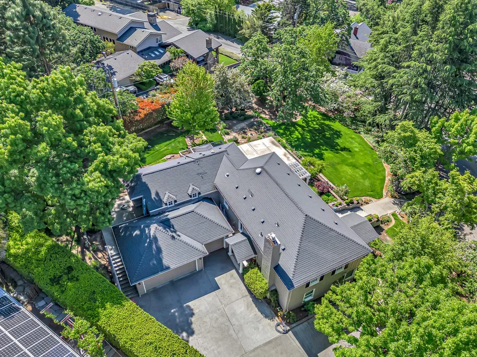 4 Bed 5 Bath Classic Historic Era Home in Medford, OR - 2