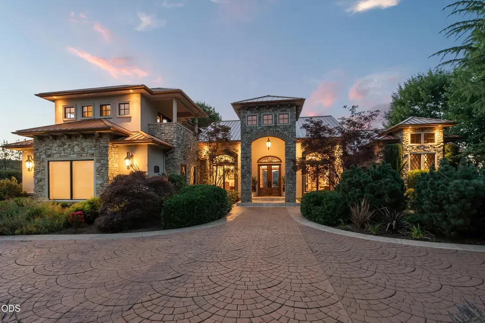 4 Bed 5 Bath Established Contemporary Home in Medford, OR - 1