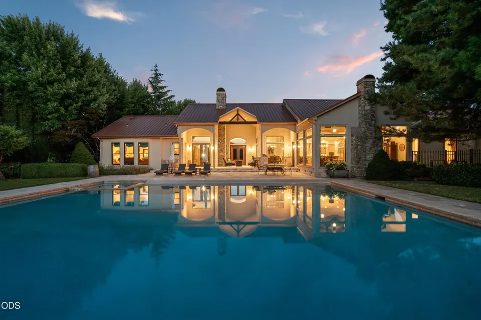 4 Bed 5 Bath Established Contemporary Home in Medford, OR - 3
