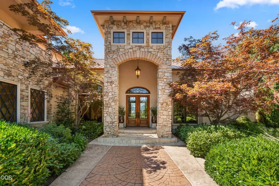 4 Bed 5 Bath Established Contemporary Home in Medford, OR - 4