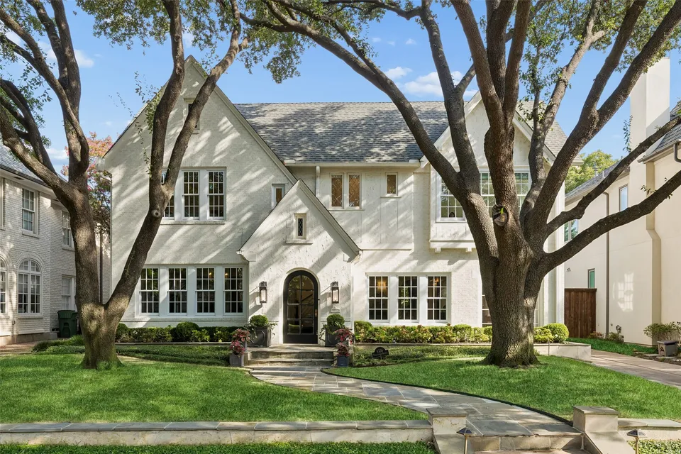 4 Bed 5 Bath Modern Farmhouse in Dallas, TX
