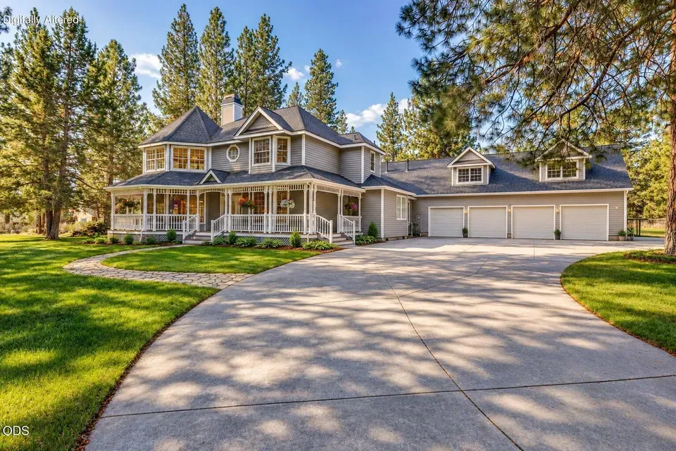 4 Bed 5 Bath Traditional Suburban Family Home in Bend, OR - 3