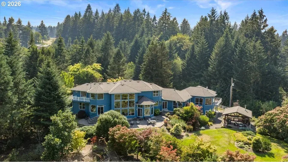 4 Bed 5 Bath Traditional Suburban Family Home in Hillsboro, OR - 2