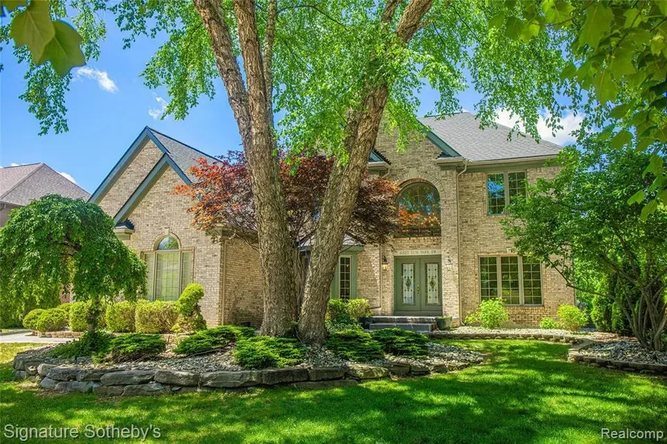 4 Bed 5 Bath Traditional Suburban Family Home in Troy, MI