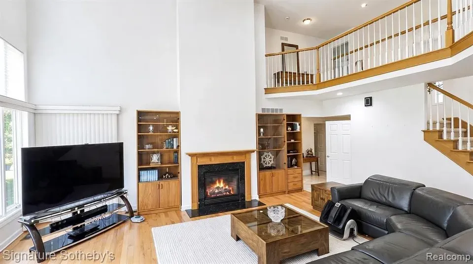4 Bed 5 Bath Traditional Suburban Family Home in Troy, MI - 3