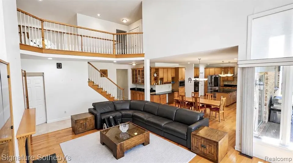 4 Bed 5 Bath Traditional Suburban Family Home in Troy, MI - 4