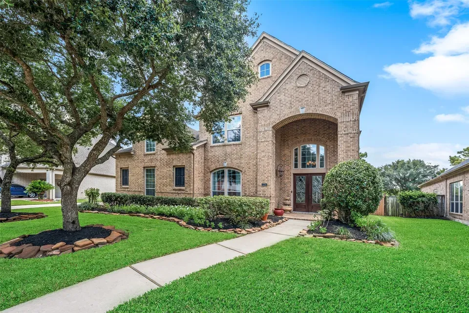 4 Bed 6 Bath Established Contemporary Home in Pearland, TX