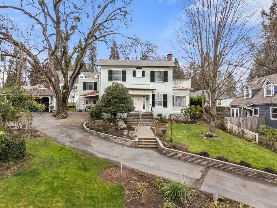 5 Bed 1 Bath Classic Historic Era Home in Medford, OR - 1