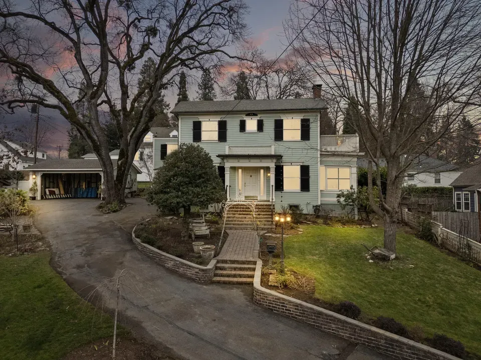 5 Bed 1 Bath Classic Historic Era Home in Medford, OR - 2