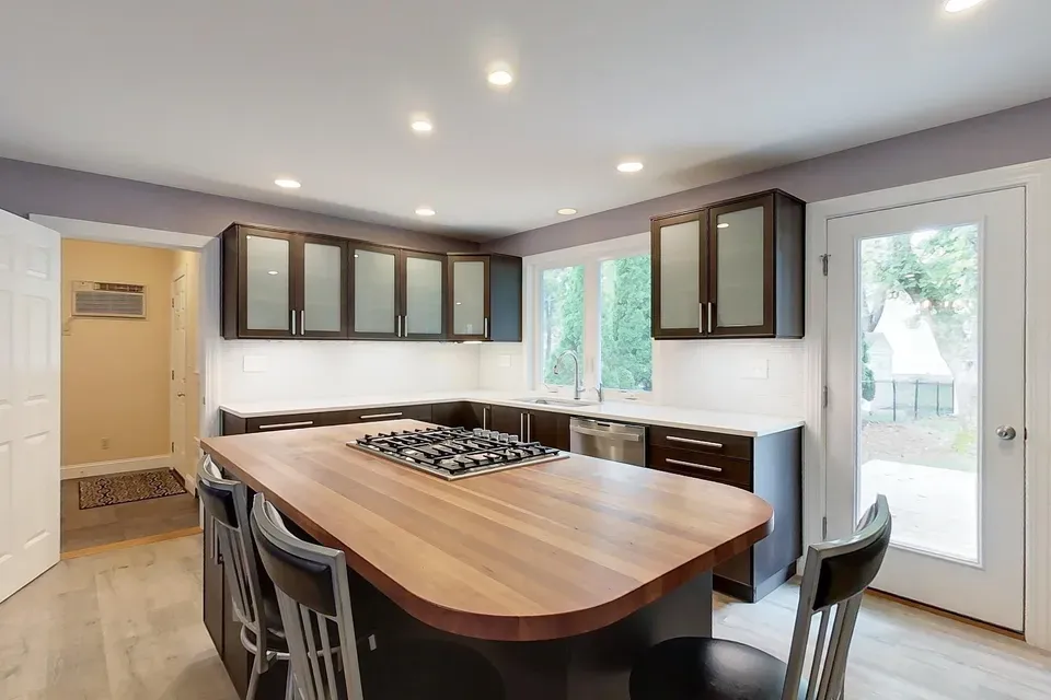5 Bed 1 Bath Established Mid-Century Residence in Nashua, NH - 4