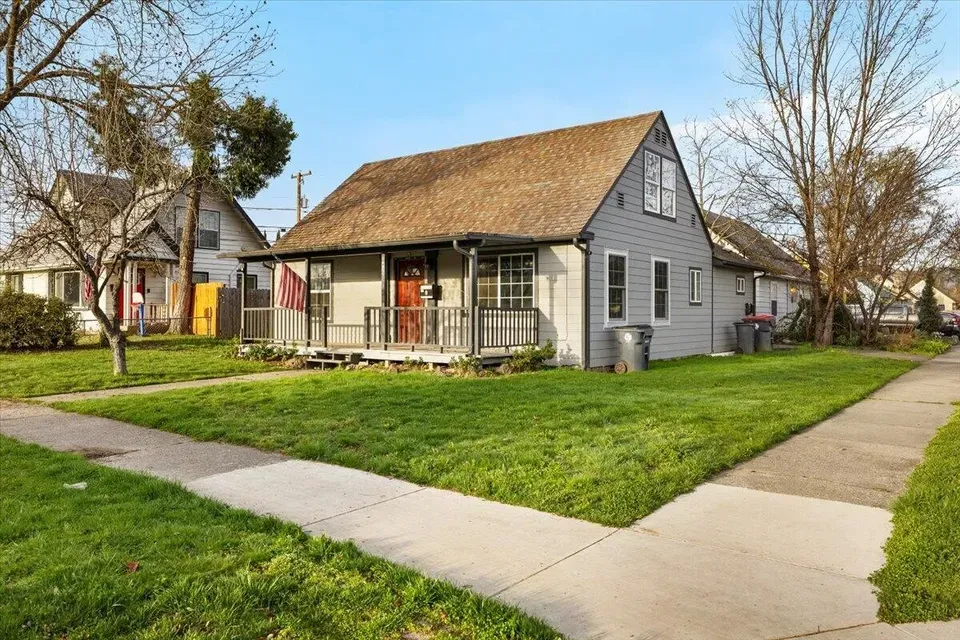 5 Bed 2 Bath Classic Historic Era Home in Medford, OR - 2