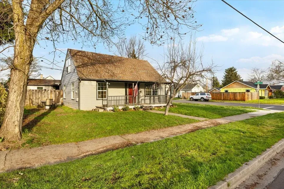 5 Bed 2 Bath Classic Historic Era Home in Medford, OR - 3