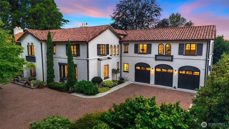 5 Bed 2 Bath Classic Historic Era Home in Seattle, WA - 2