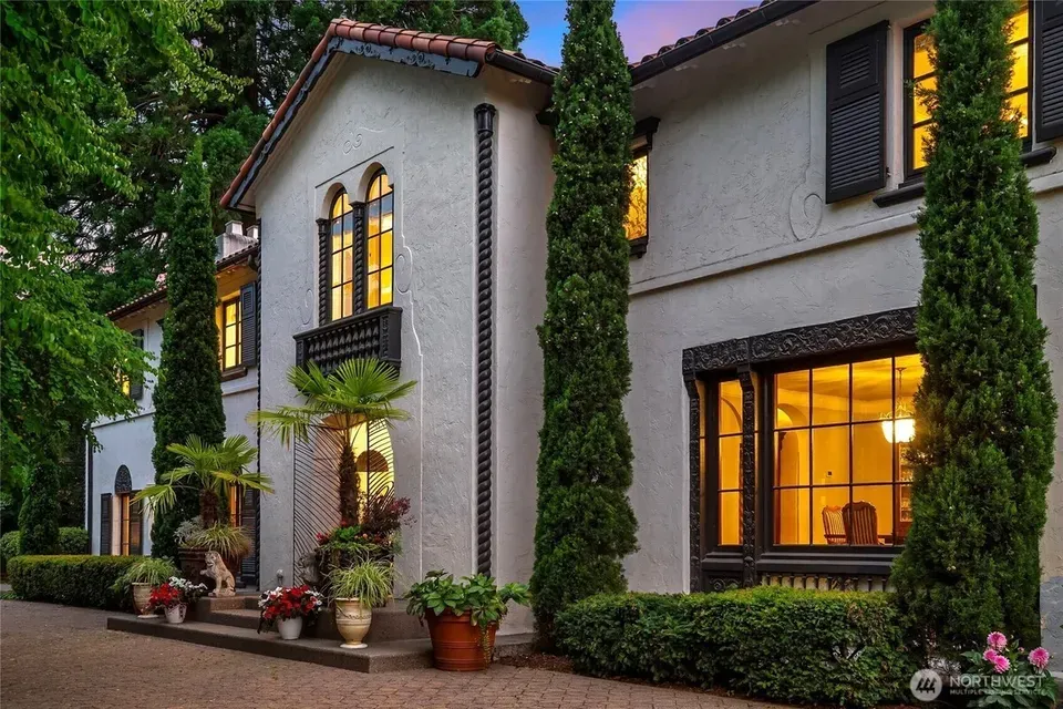 5 Bed 2 Bath Classic Historic Era Home in Seattle, WA - 3