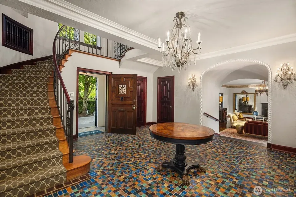 5 Bed 2 Bath Classic Historic Era Home in Seattle, WA - 4