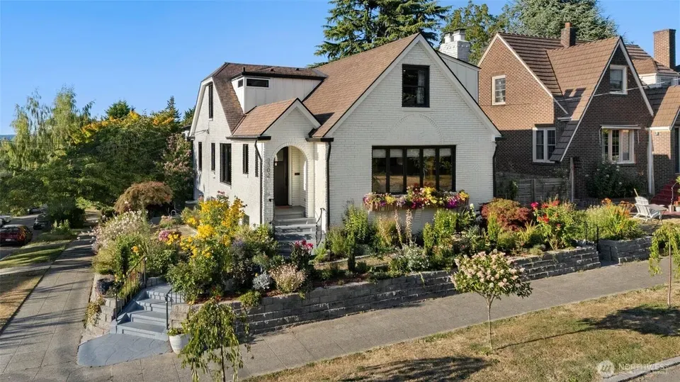 5 Bed 2 Bath Classic Historic Era Home in Seattle, WA - 1