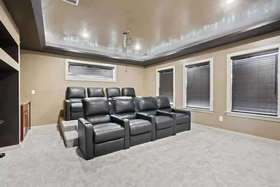 5 Bed 2 Bath Contemporary High-Rise Condo in Meridian, ID - 2