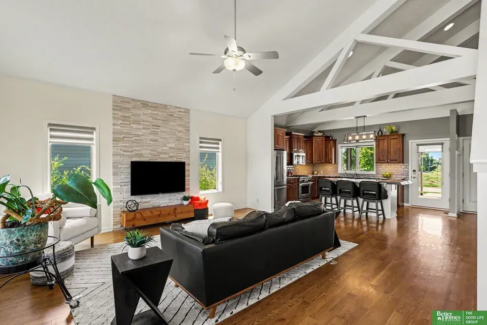 5 Bed 2 Bath Established Contemporary Home in Lincoln, NE