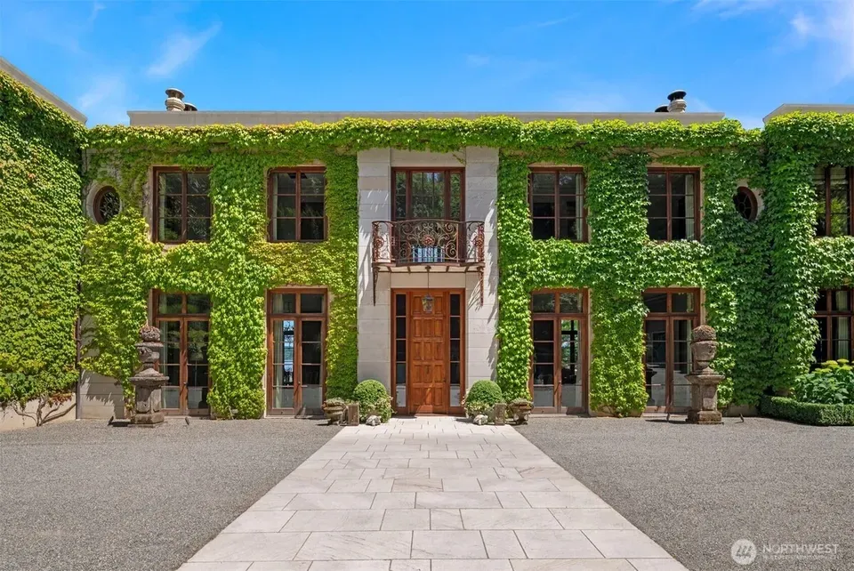 5 Bed 2 Bath Established Contemporary Home in Seattle, WA - 4
