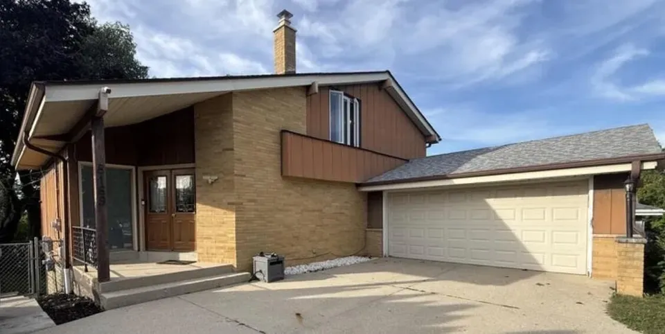 5 Bed 2 Bath Established Mid-Century Residence in Milwaukee, WI