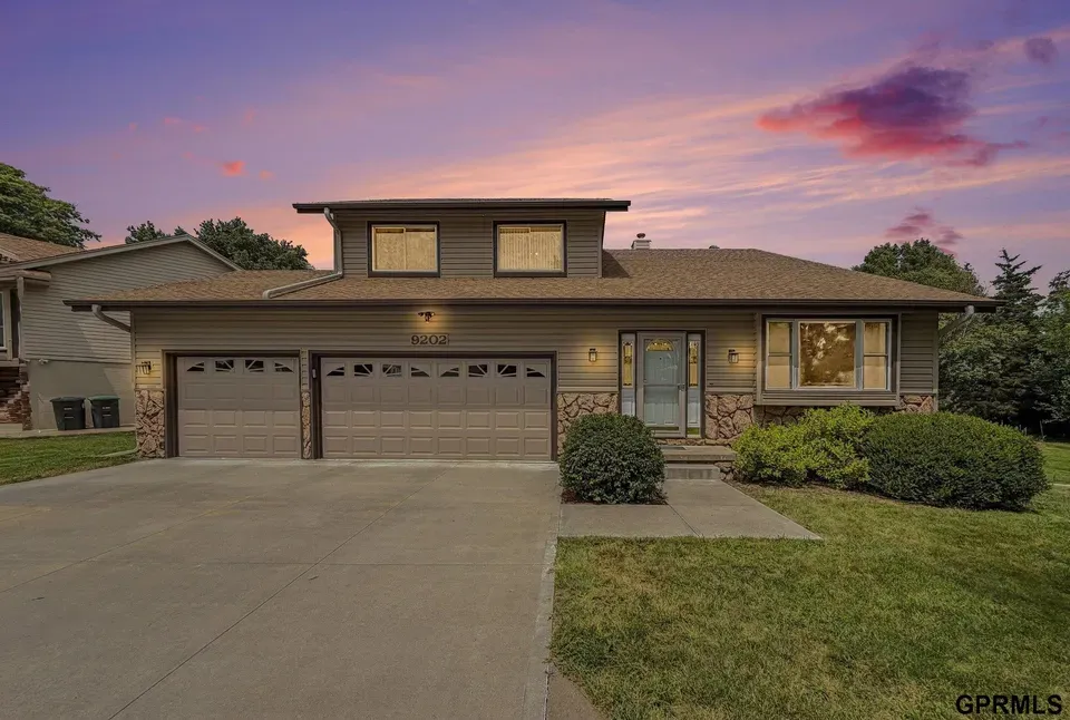 5 Bed 2 Bath Established Mid-Century Residence in Omaha, NE