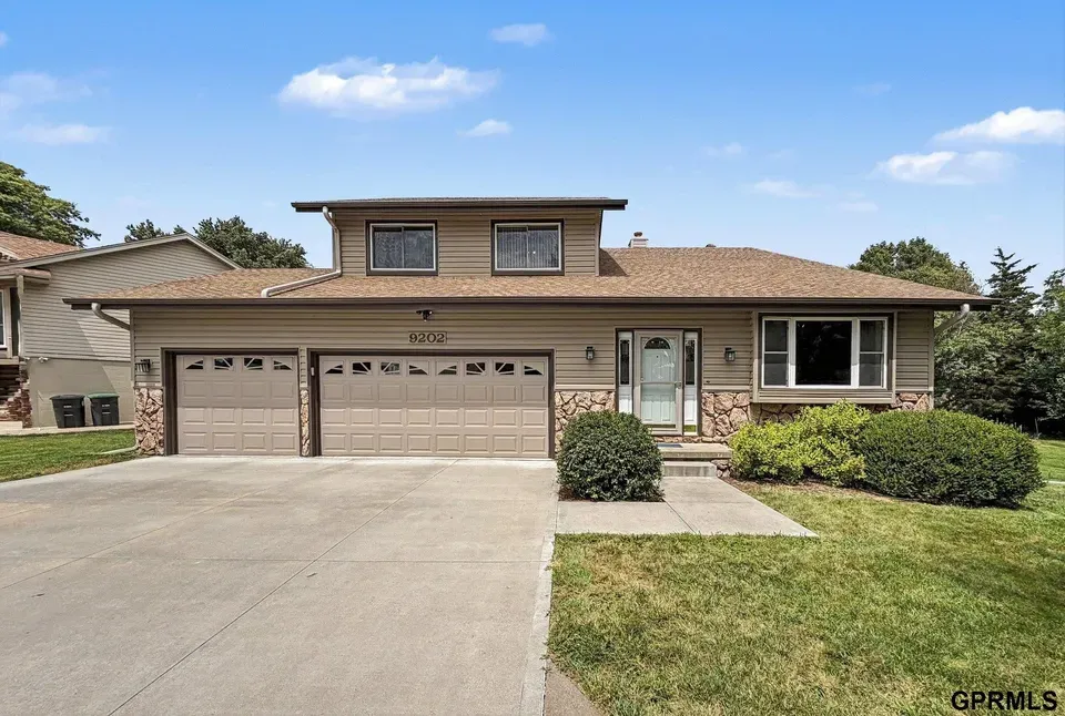 5 Bed 2 Bath Established Mid-Century Residence in Omaha, NE - 2