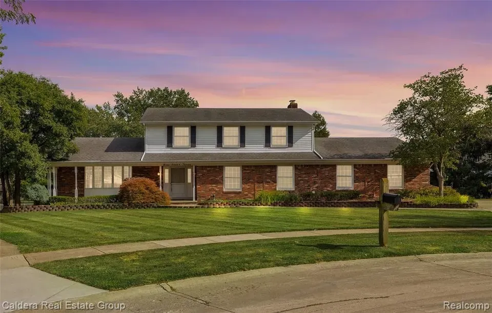 5 Bed 2 Bath Established Mid-Century Residence in Troy, MI