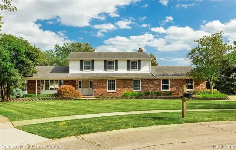 5 Bed 2 Bath Established Mid-Century Residence in Troy, MI - 2