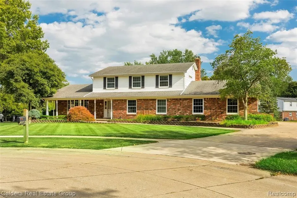 5 Bed 2 Bath Established Mid-Century Residence in Troy, MI - 3