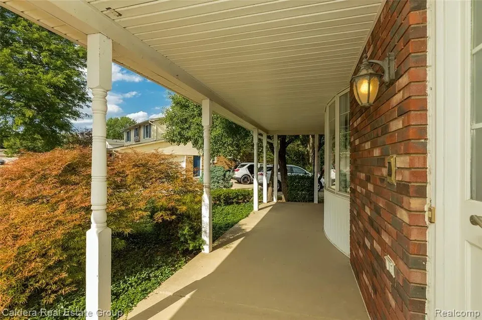 5 Bed 2 Bath Established Mid-Century Residence in Troy, MI - 4
