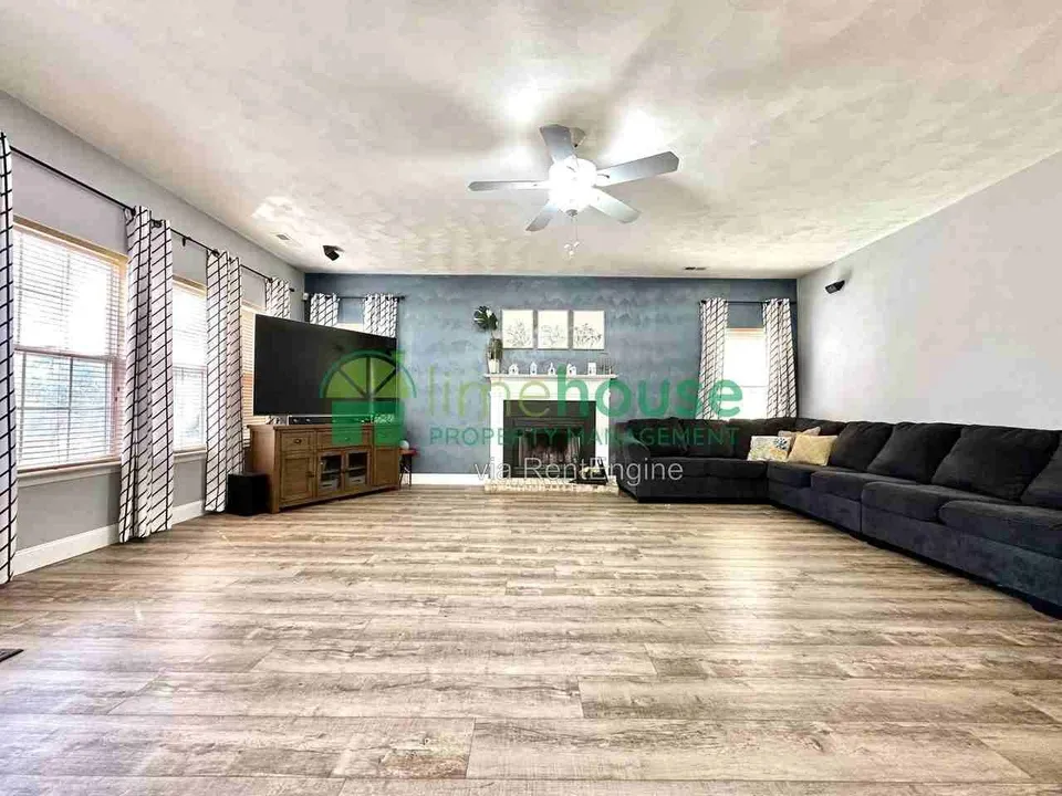5 Bed 2 Bath Modern Contemporary Residence in Chesapeake, VA - 4