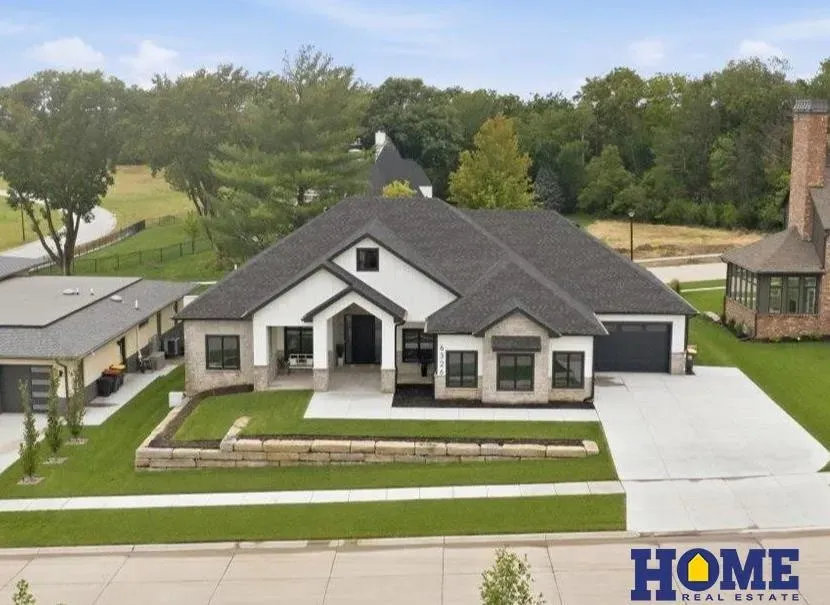 5 Bed 2 Bath Modern Contemporary Residence in Lincoln, NE