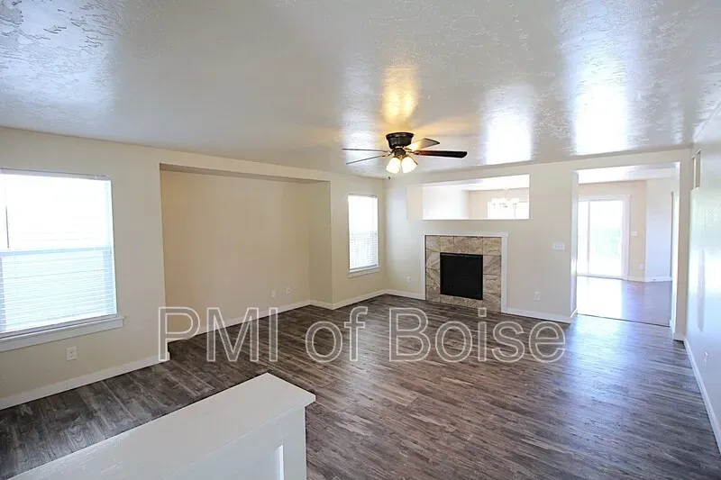 5 Bed 2 Bath Modern Contemporary Residence in Meridian, ID - 4