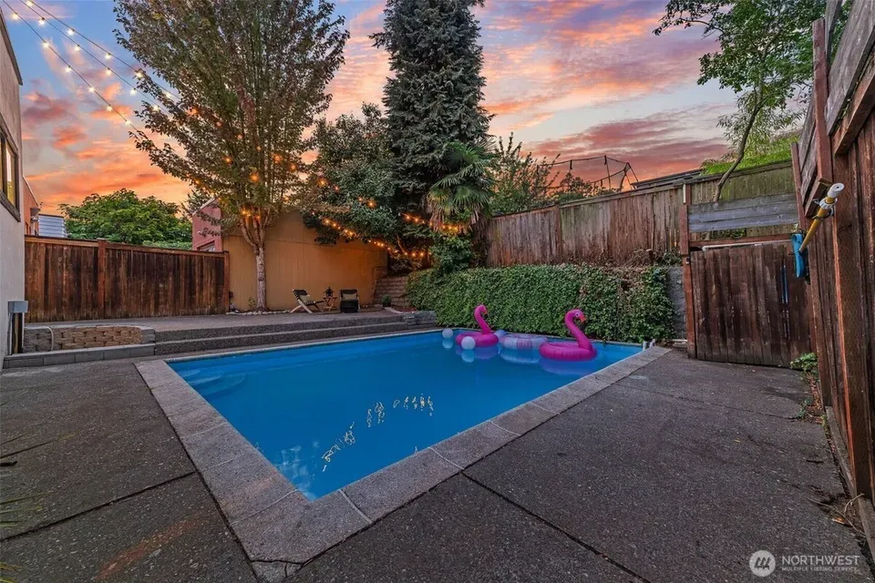 5 Bed 2 Bath Multi-Unit Residential Property in Seattle, WA - 2