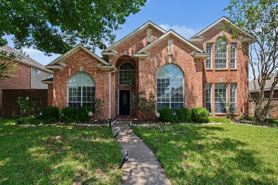 5 Bed 2 Bath Traditional Suburban Family Home in Allen, TX - 1
