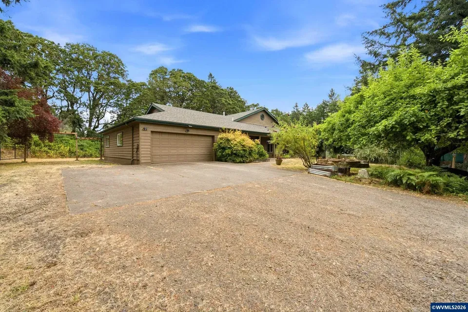 5 Bed 2 Bath Traditional Suburban Family Home in Corvallis, OR - 3