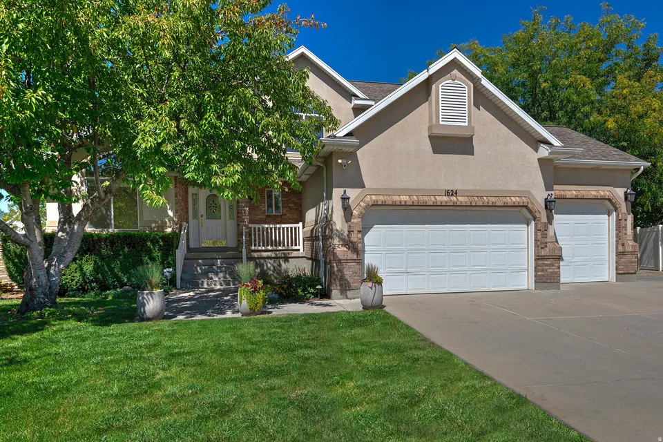 5 Bed 2 Bath Transitional Coastal in Salt Lake City, UT