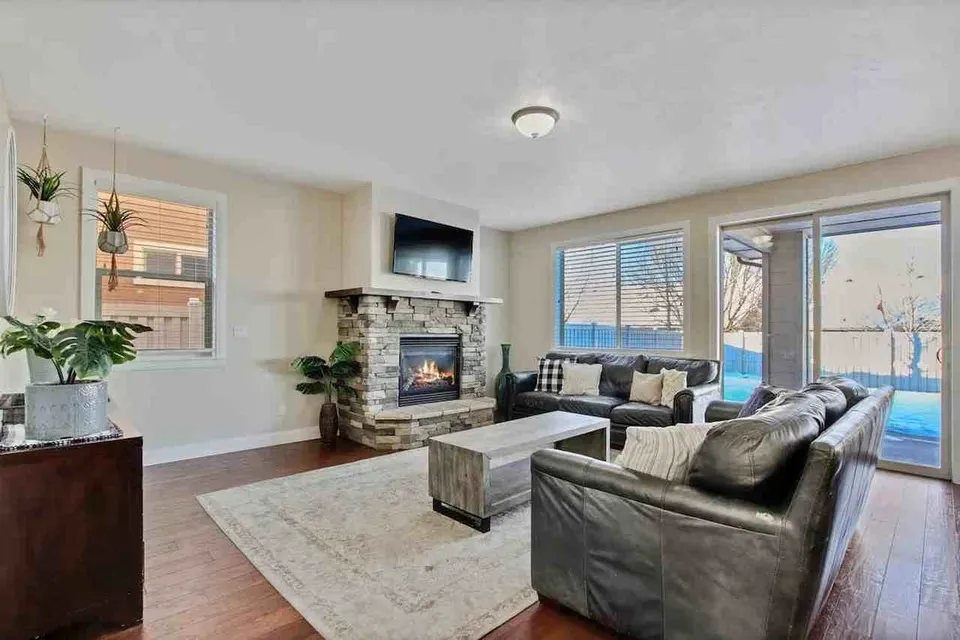 5 Bed 3 Bath Contemporary High-Rise Condo in Meridian, ID - 2
