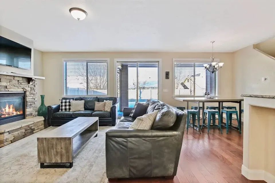 5 Bed 3 Bath Contemporary High-Rise Condo in Meridian, ID - 3