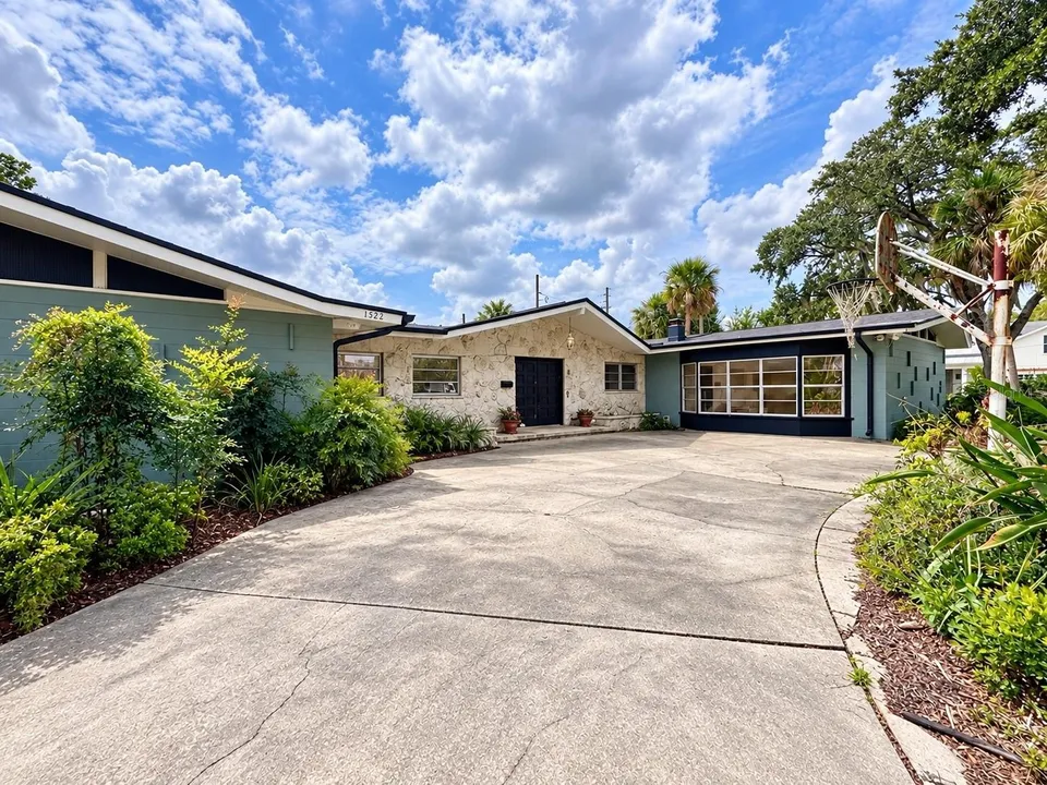 5 Bed 3 Bath Contemporary Modern in Orlando, FL