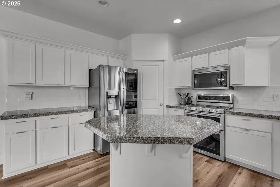 5 Bed 3 Bath Established Contemporary Home in Beaverton, OR - 3
