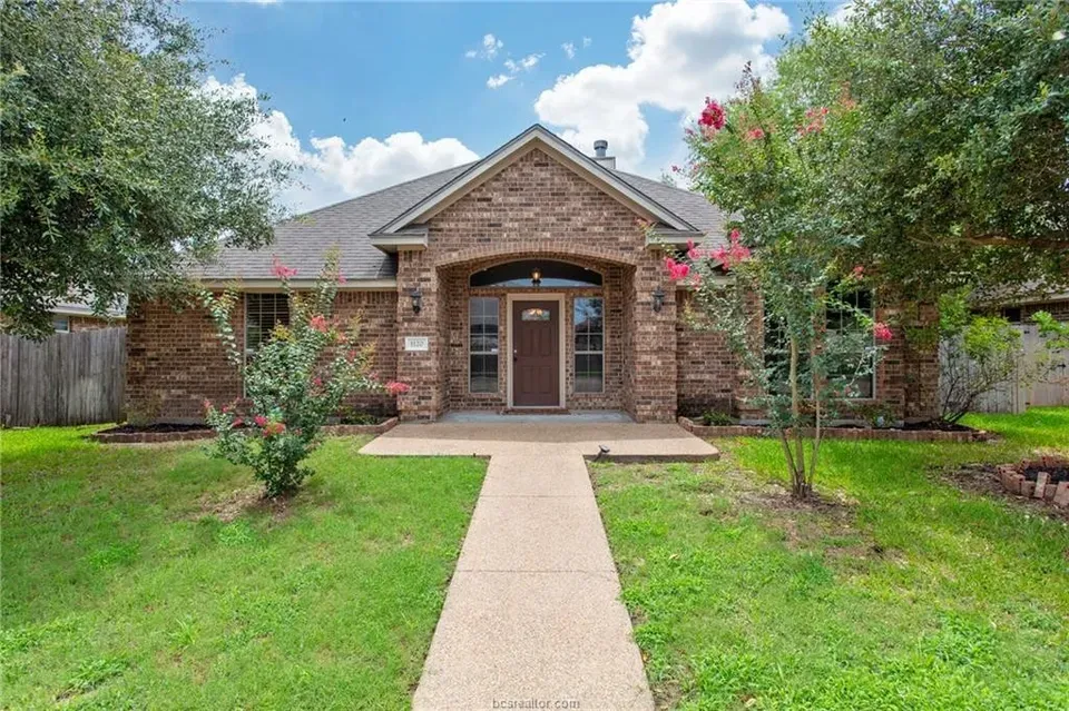 5 Bed 3 Bath Established Contemporary Home in College Station, TX