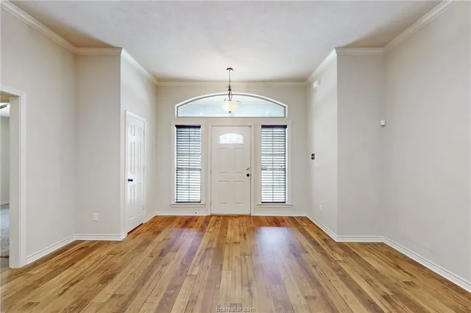 5 Bed 3 Bath Established Contemporary Home in College Station, TX - 2