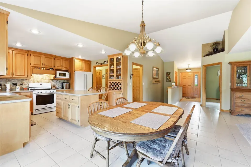 5 Bed 3 Bath Established Contemporary Home in Green Bay, WI - 3