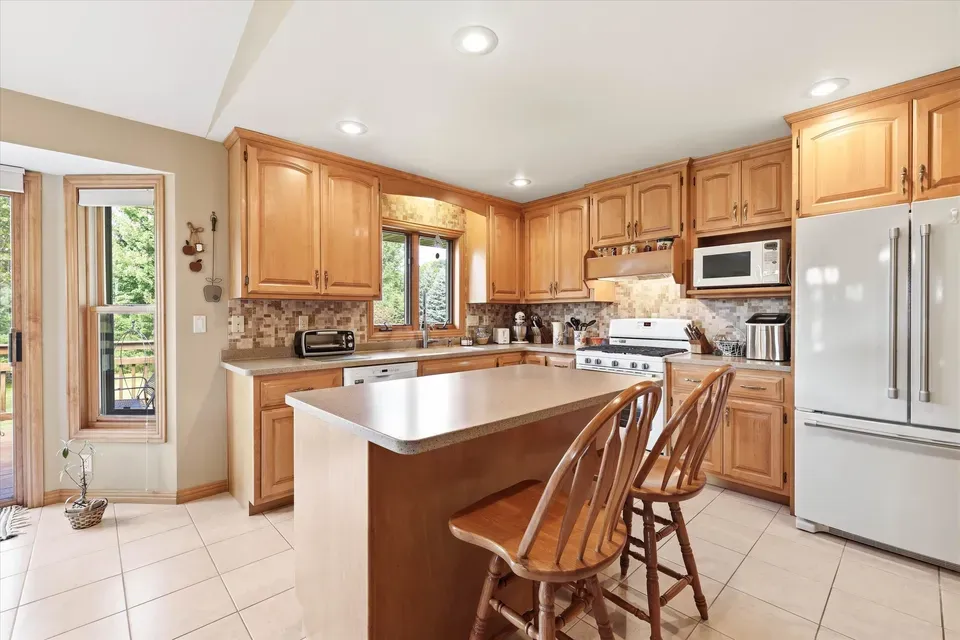 5 Bed 3 Bath Established Contemporary Home in Green Bay, WI - 4