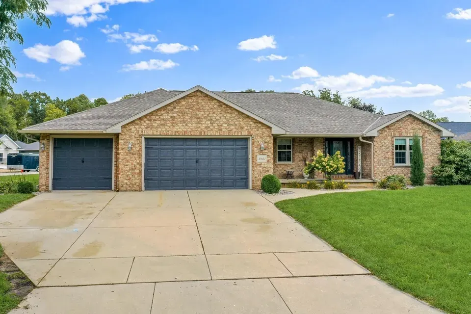 5 Bed 3 Bath Established Contemporary Home in Green Bay, WI - 2
