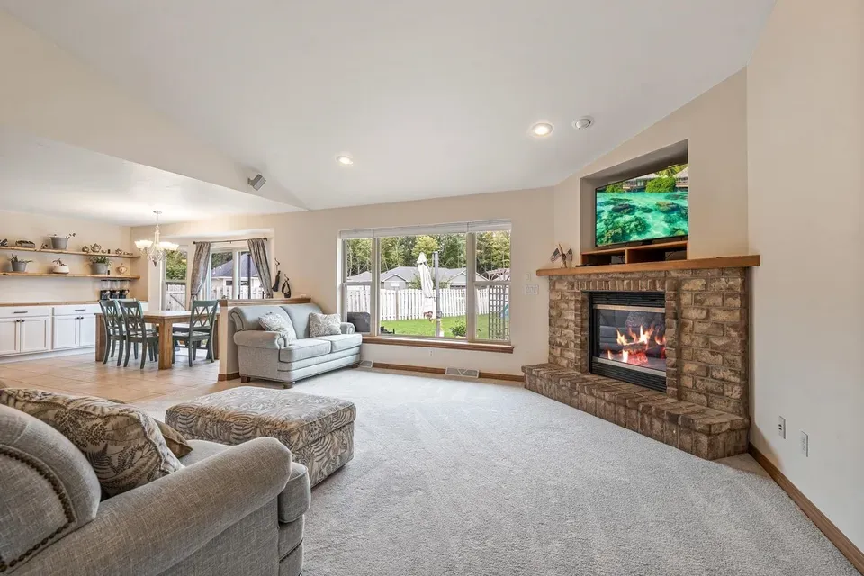5 Bed 3 Bath Established Contemporary Home in Green Bay, WI - 4