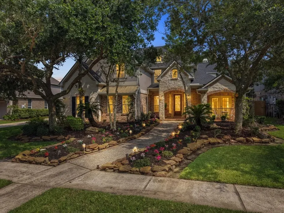 5 Bed 3 Bath Established Contemporary Home in League City, TX - 2