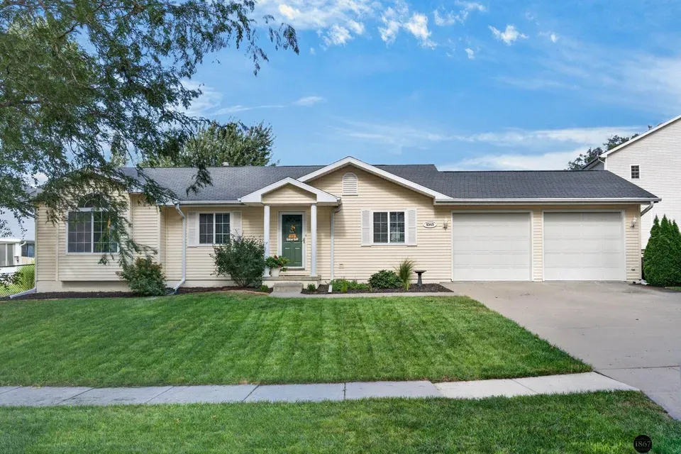 5 Bed 3 Bath Established Contemporary Home in Lincoln, NE - 1